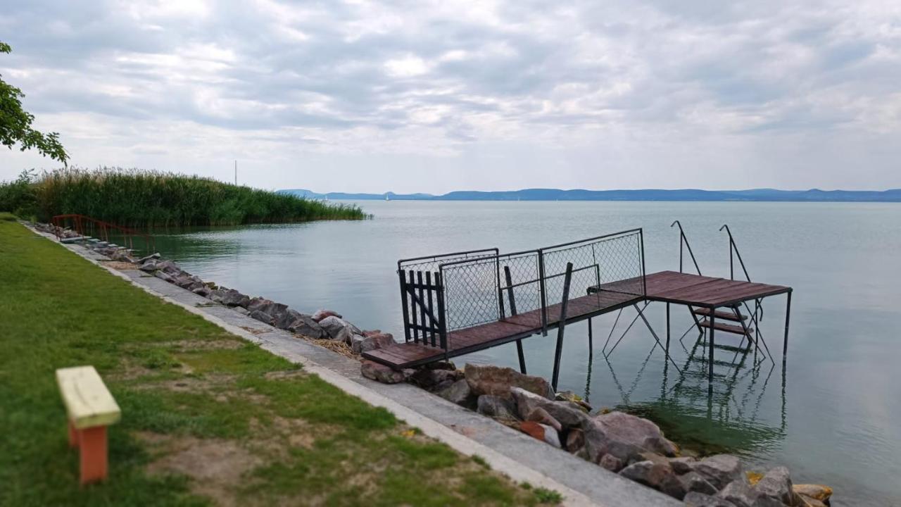 Traumlage Direkt Am See Balatonszárszó Екстериор снимка